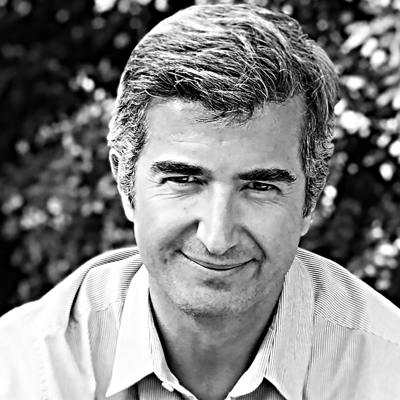 Tomás Casanegra es un inversor value chileno, profesor universitario, columnista y CEO de Estonia.